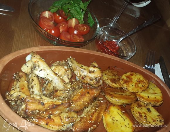 Подаем с острым соусом и овощами. Это очень вкусно! Приятного аппетита!