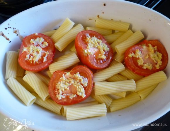 Заранее отвариваем макароны согласно инструкции на упаковке или используем остатки обеда. В ингредиентах дан вес готовых отварных макарон. К помидорам выкладываем  макароны.