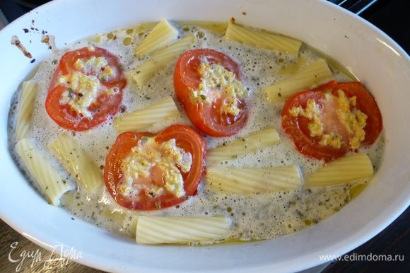Яйца взбиваем с солью и итальянскими травами до легкой пены. Выливаем яичную смесь к макаронам.