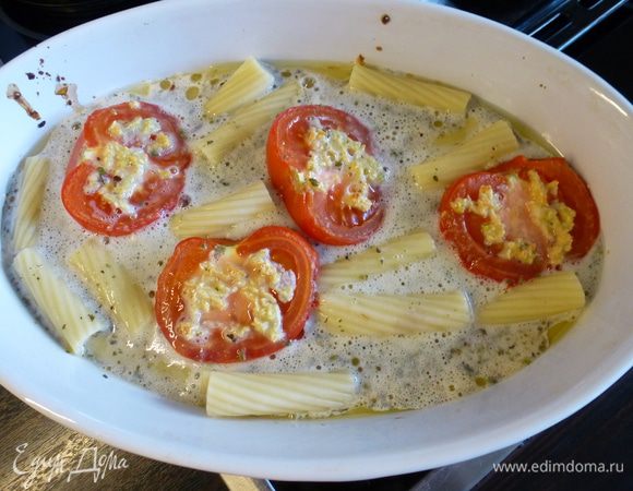 Яйца взбиваем с солью и итальянскими травами до легкой пены. Выливаем яичную смесь к макаронам. 