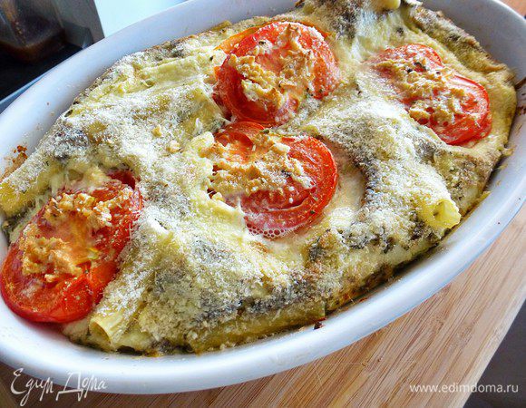 Запекаем в духовке 30 минут при температуре 200 градусов. За 10 минут до окончания посыпаем запеканку тертым пармезаном.