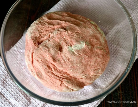Готовое тесто накрыть в миске пленкой и убрать на 30 минут в холодильник.