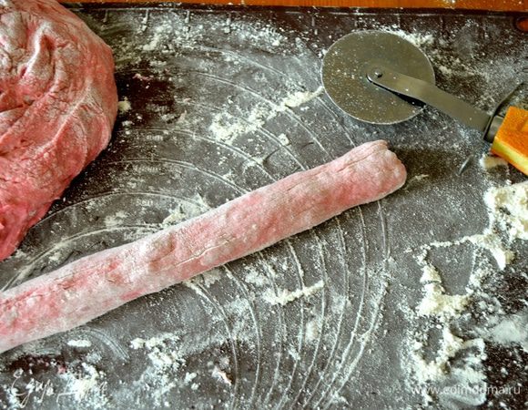 После этого рабочую поверхность обильно присыпать мукой. От теста отделять кусочки и раскатывать их в "колбаску".