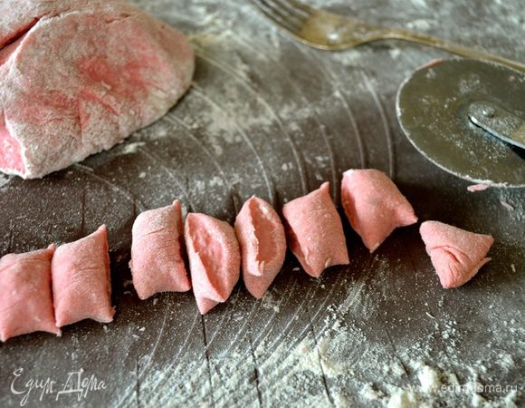 Нарезать... Сформировать ньокки, проведя по ним (по желанию) вилкой. На ньокках образуются характерные бороздки (итальянские бабушки используют для этих целей специальную деревянную дощечку с такими бороздками...), которые лучше помогаю цеплять на себя соус в конечном блюде. 