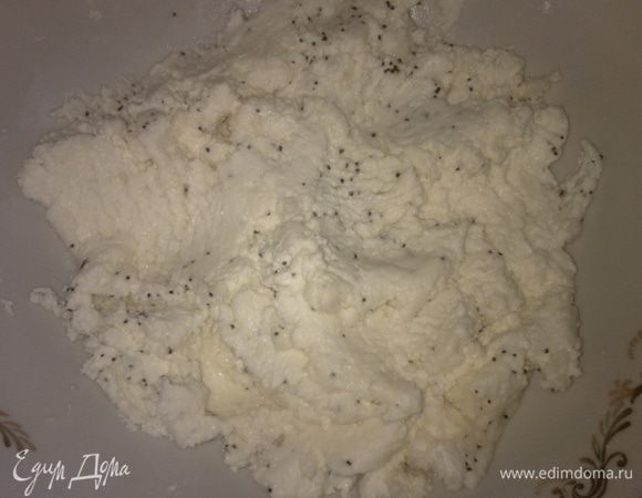 Протереть творог через сито и соединить с ванильным сахаром и простым сахаром. Массу хорошо перемешать до растворения крупинок, добавить кондитерский мак и опять перемешать.