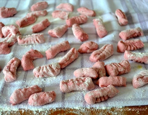 Подготовленные ньокки выложить на полотенце, припыленное мукой. Если вы не собираетесь готовить их сразу же, просто переложите ньокки в широкий герметический контейнер с крышкой и уберите в холодильник. 