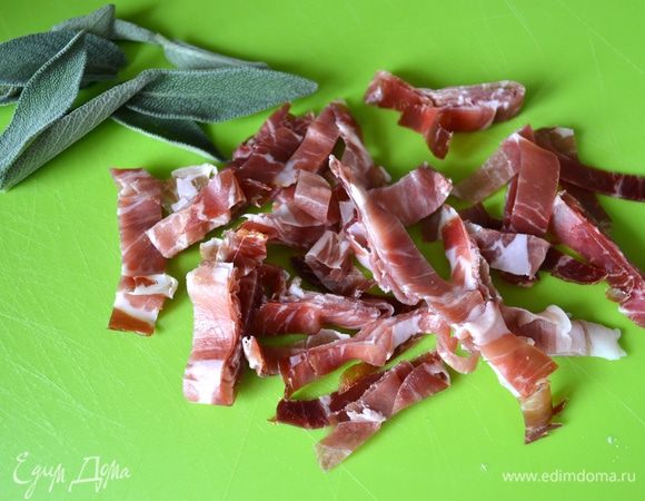 Кастрюлю с водой поставить на огонь. Пока закипает вода, подготовить и нарезать на полоски грудинку. Вымыть и подготовить листья шалфея. 