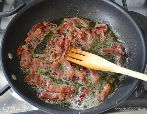 В сковороде разогреть сливочное масло и обжарить в нем слегка грудинку.
