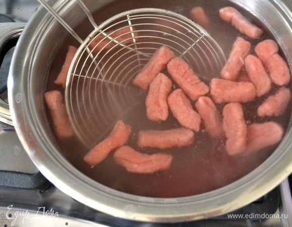 Тем временем отварить в кипящей подсоленной воде ньокки, выкладывая их небольшими порциями в воду. Как только всплывут, собрать шумовкой.