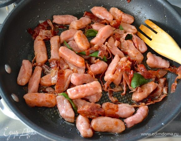 Дать блюду минуту перемешаться на сковороде.