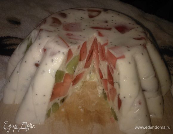 Отправляем в холодильник до плотного полного застывания (я замораживал в морозильной камере ровно час). После застывания форму перевернуть на тарелку и снять пленку. Десерт готов! Вкусно, не хлопотно и довольно-таки быстро! Приятного аппетита!