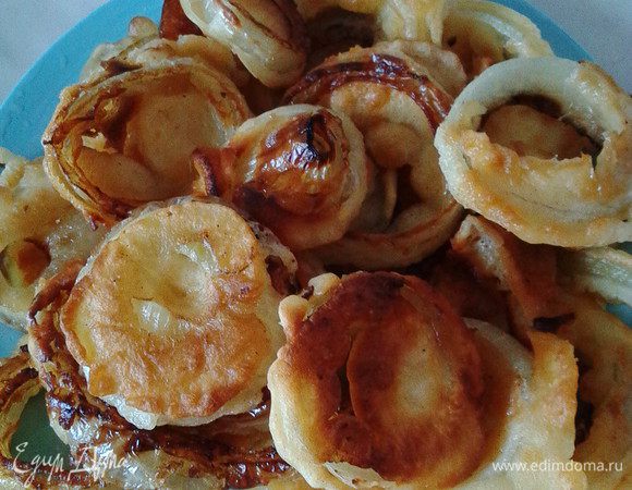 Готовые колечки выкладываем на бумажное полотенце. Подавать с любимым томатным соусом. Угощайтесь!