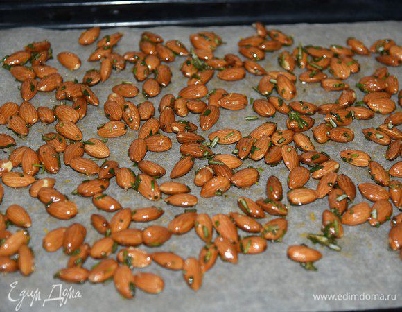 Еще раз перемешать, разложить на противень в один слой и поставить в духовку на 20 минут.