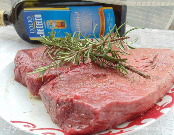 Мясо достать из холодильника за два часа до приготовления. Слегка смазать оливковым маслом, поперчить черным перцем крупного помола.