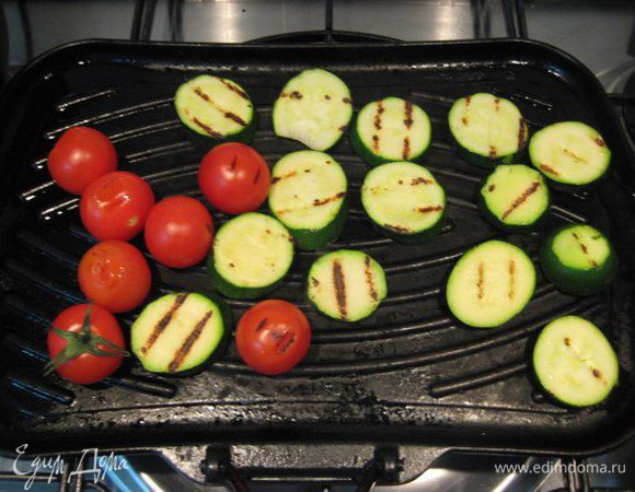 Сковороду-гриль слегка смазать оливковым маслом, обжарить все овощи с двух сторон до готовности.