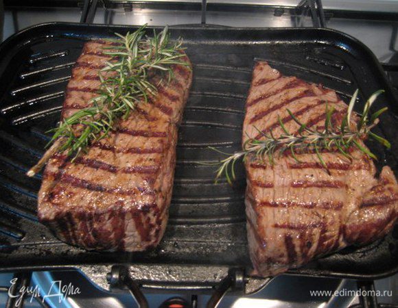 Мясо обжарить на сковороде-гриль с розмарином по 3 минуты с каждой стороны. Переложить в теплую тарелку, накрыть фольгой и дать мясу отдохнуть 3 минуты. У меня прожарка medium rare (стейк с кровью, красно-розовый внутри).