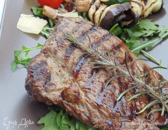 На подогретую сервировочную тарелку выложить овощи и готовый стейк, посолить крупной морской солью и украсить бальзамическим кремом.