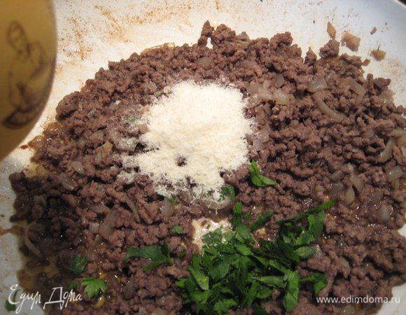 Добавить 2 ст.л. тертого пармезана, петрушку и щепотку итальянских трав.