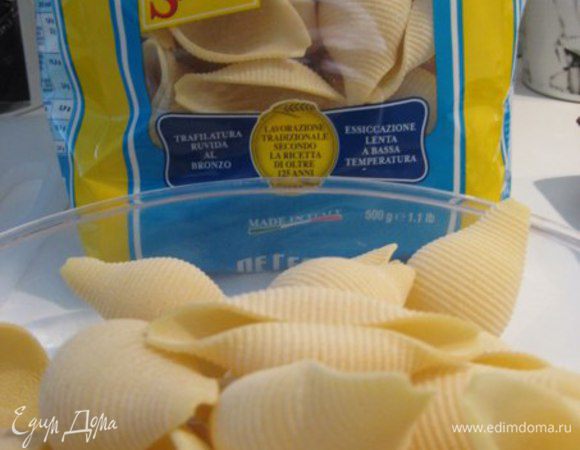 Отварить конкильони в большом количестве подсоленной воде по времени, согласно инструкции на упаковке.