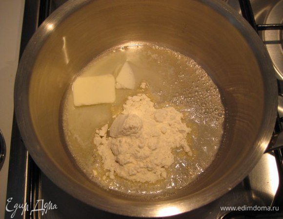 Бешамель: в сотейнике растопить сливочное масло 20 грамм, добавить муку, перемешать. Влить молоко, постоянно помешивая, варить до загустения (консистенция как сметана), посолить.