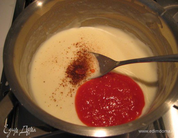 Добавить итальянский томатный соус (или ложку хорошего кетчупа) и щепотку мускатного ореха.