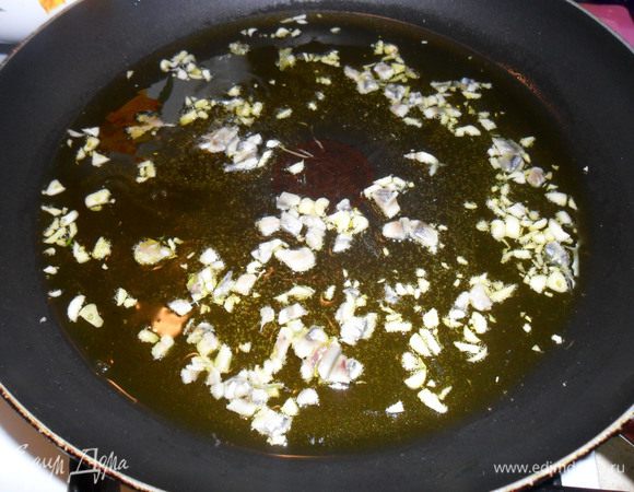 На сковороде разогреваем масло и отправляем туда мелко нарезанный чеснок и анчоусы. Жарим 30 секунд - 1 минуту не больше, тут важно не пережарить анчоусы. Если анчоусы пожарены правильно, то у соуса появится интересный вкусовой оттенок, а не насыщенный рыбный вкус.