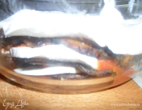 Полить томатным соусом и уложить еще слой баклажанов с томатами, а сверху опять слой моцареллы. 

Выпекать в разогретой до 220С духовке 20-30 минут, пока моцарелла не растопится и не приобретет коричневатый оттенок. У меня как всегда. очень коричневый оттенок, но если честно то эта корочка съедается первой.

Приятного аппетита!!!