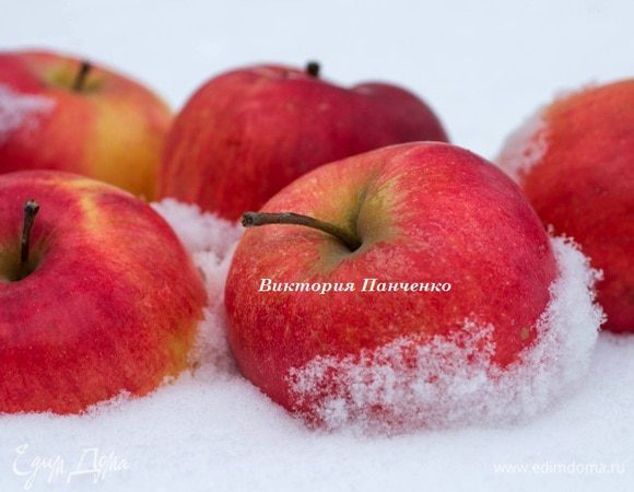 В оригинальном рецепте яблоки запекаются, а потом пюрируются. Я использовала просто натертые на мелкой терке яблоки.