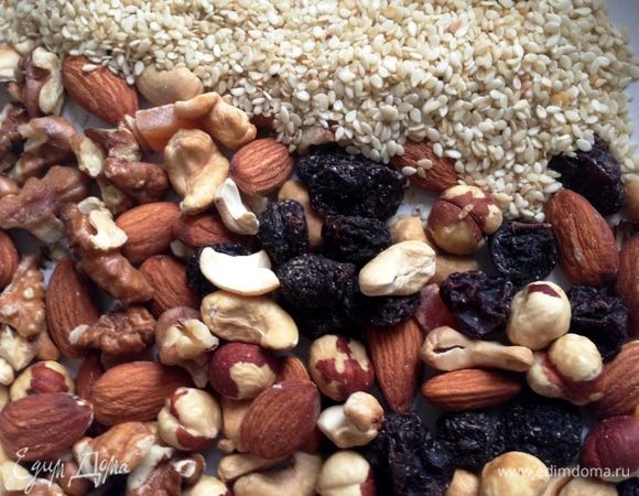 Смешать орехи и изюм.
