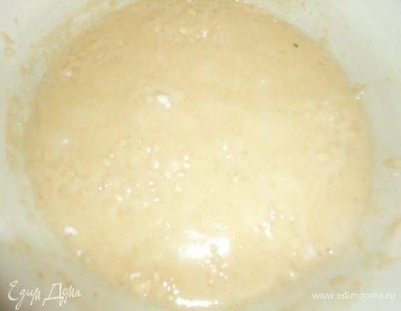 Добавить масло к дрожжевой основе и хорошо размешать. Добавить пару ложек муки и поставить опару в теплое место на 20-30 минут.