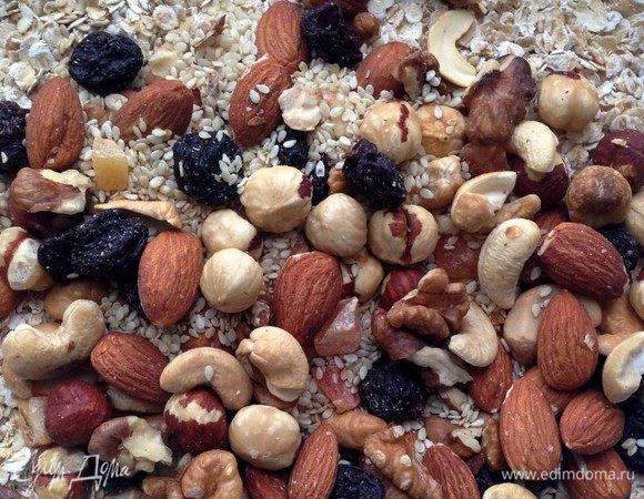 Добавить их к овсяным хлопьям и перемешать.