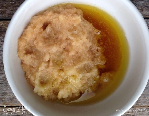 В отдельной чашке перемешать мед, масло и яблочное пюре.