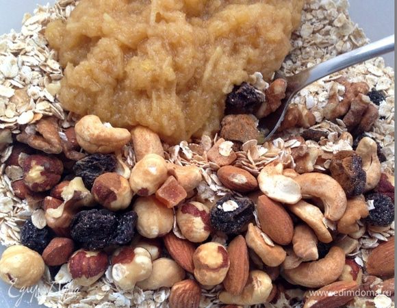 Перемешать сухие и жидкие ингредиенты.