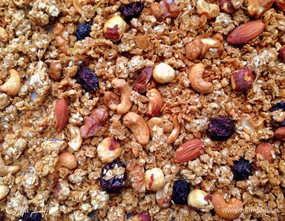 Готовую гранолу полностью остудить, переложить в стеклянную банку и хранить около месяца. Заправлять йогуртом, молоком либо фруктовым соком. 