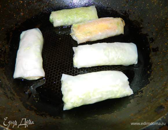 Обжарить до корочки. Важно регулировать количество начинки, чтобы было не сильно много, так как листы рисовой бумаги очень хрупкие. Как вариант на лист рисовой бумаги, кладем большой лист салата, он будет спасать рисовый блинчик от разрывов начинкой.