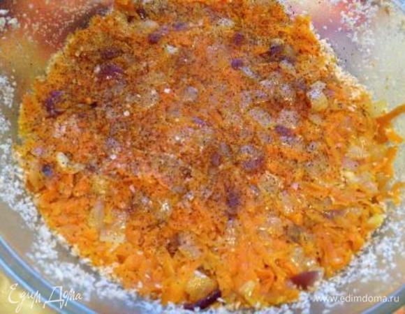 На дно смазанной маслом и присыпанной сухарями формы (22-24 см) выложить половину зажарки. Посолить, поперчить.