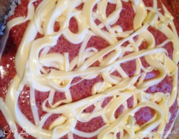 Сверху выложить половину печеночной массы и полить майонезом.