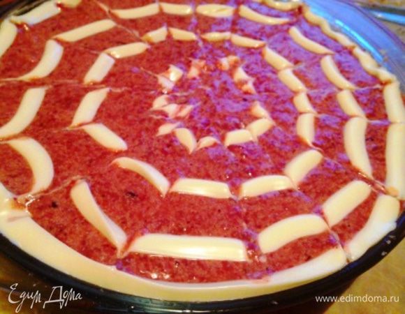 Далее слои повторить.
Оставшуюся зажарку (посолить, поперчить) и оставшуюся печенку. Украсить майонезом. Я украсила в стиле торта "Эстерхайзи" ("Паутинка"). Нарисовала круги и зубочисткой провела от центра к краям.