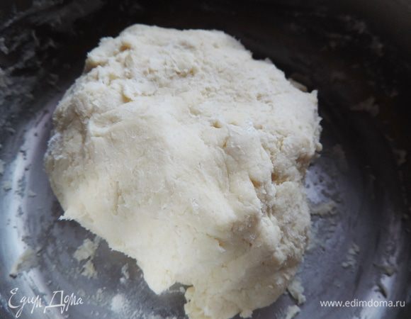 Добавляем соль и муку и быстро замешиваем тесто. Оно получается мягким и слегка липковатым. Это нормально.
Убираем тесто в холодильник минимум на 2-3 часа, в идеале на ночь.