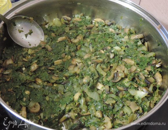 Для начинки шампиньоны мелко нарезаем, выкладываем на раскаленную сухую сковороду, держим их там до испарения жидкости, затем уменьшаем огонь, добавляем растительное масло и мелконарезанный лук (одну среднюю или половину крупной луковицы). Жарим до готовности лука.
Затем добавляем на сковороду шпинат и обжариваем все вместе. Я шпинат разморозила заранее, хотя этого можно и не делать.
Добавляем по желанию приправу, у меня сухая смесь "Итальянские травы", солим по вкусу.
Охлажденную начинку смешиваем с сыром, натертым на крупной терке.