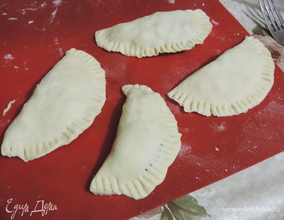 Накрываем другой половинкой и защипываем края. Я дополнительно для крепости придавила их вилкой :)