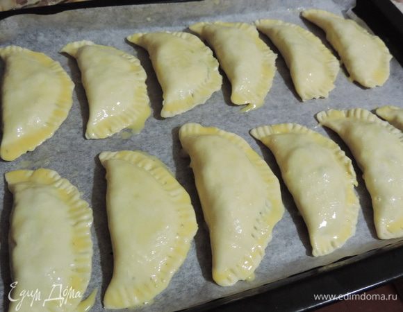 Готовые изделия ставим в морозилку на 20 минут, затем вынимаем, смазываем взбитым яйцом и отправляем в разогретую до 200 градусов духовку примерно на 15 минут.