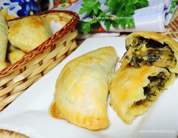 Наши кальцончини должны хорошо подрумяниться и они готовы! По всей кухне разносятся аппетитные ароматы! Скорее зовите всех пробовать!