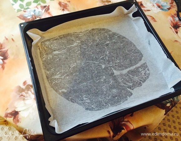 Смазать противень маслом и застелить бумагой для выпечки, немного выступая за края.
