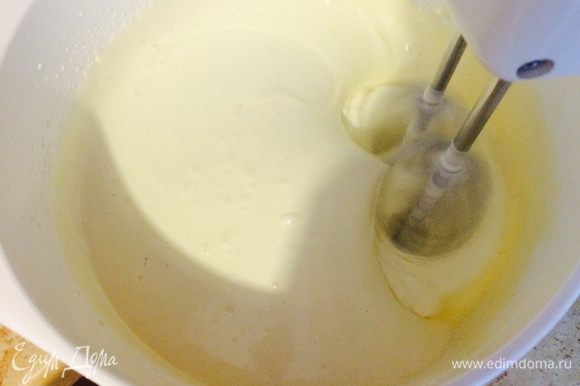 Добавить к яйцам сахар и взбивать на высокой скорости около 5 минут, пока масса не увеличится в объеме и не станет светло-желтого цвета.