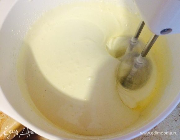 Добавить к яйцам сахар и взбивать на высокой скорости около 5 минут, пока масса не увеличится в объеме и не станет светло-желтого цвета.
