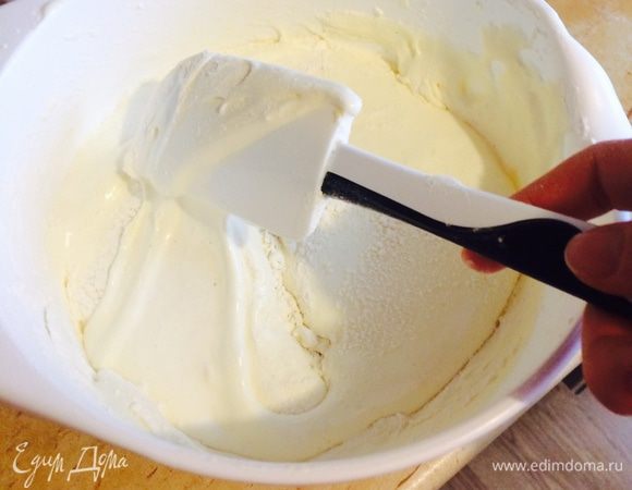Просеять муку с крахмалом и аккуратно, в 2 этапа ввести в яично-сахарную смесь, перемешивая лопаточкой или ложкой движениями снизу вверх.