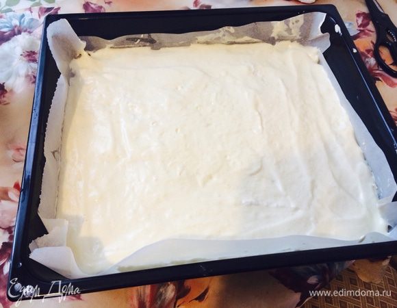 Выложить массу на застеленный бумагой противень и выпекать 8-10 минут.