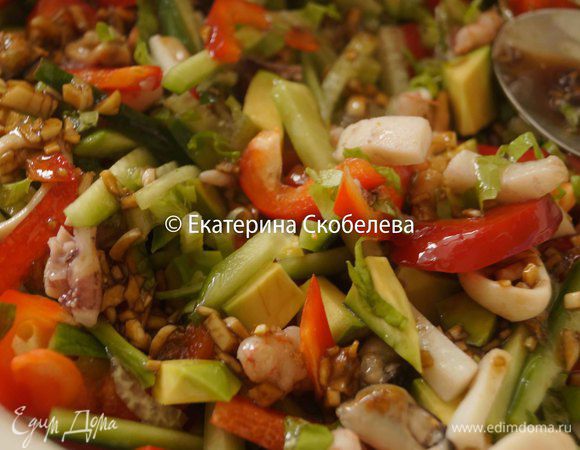 В отдельной маленькой чаше смешать оливковое масло, соевый соус, сок лимона и добавить измельченный чеснок. Дать настояться минут 30.

Залить салат соусом и перемешать. Приятного аппетита!