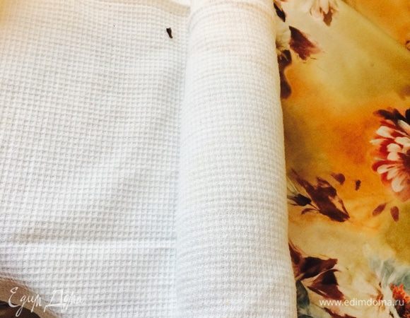 Снимаем бумагу для запекания и, пока горячий, закатываем бисквит вместе с полотенцем в рулет. Это нужно для того, чтобы бисквит "запомнил" нужную форму и не потрескался при скатывании позже. 